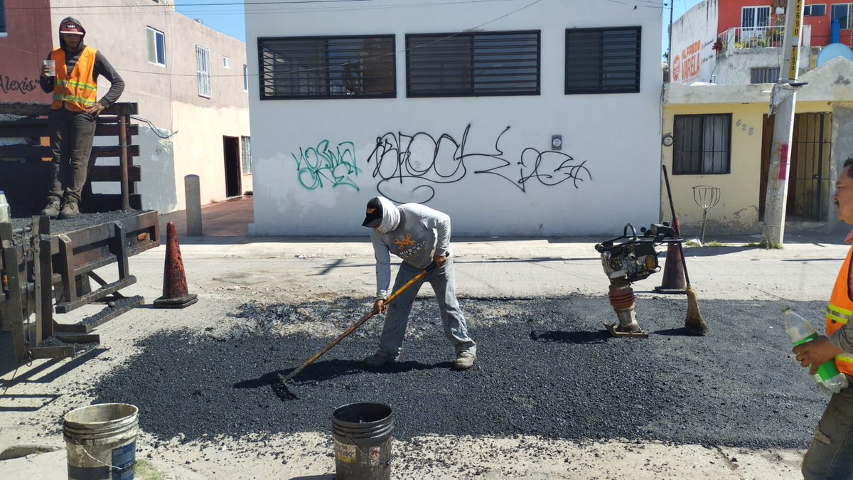 ObrasPublicasDG's tweet image. 🚧 Sigue el trabajo de bacheo, hoy estuvimos en calle Orinó en el Fraccionamiento Jardines del Real.

Estamos atendiendo todos los reportes que nos hacen llegar.

@josejoseantonio
#DurangoEsElCamino