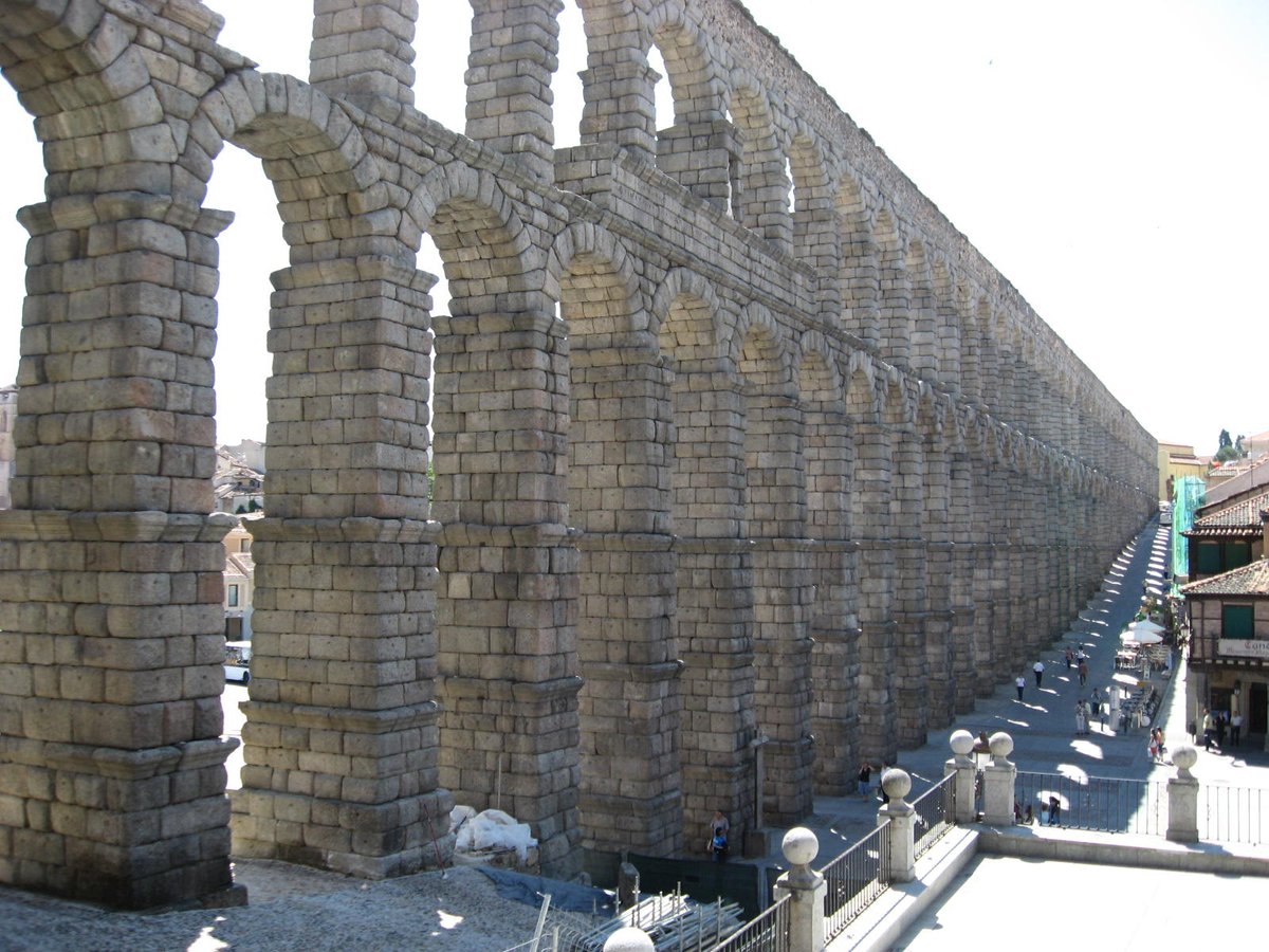 Acueducto de Segovia 

Acueducto del siglo I en la época de los flavios, y nerva o trajano. 166 arcos de piedra granítica del Guadarrama constituidos por sillares unidos sin ningún tipo de argamasa mediante equilibrio de fuerzas. Tiene 15 km de longitud

turismocastillayleon.com/es/patrimonio-…