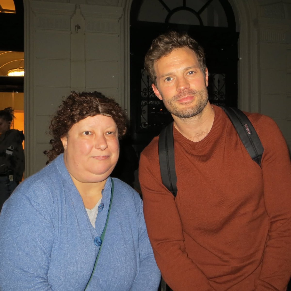 NoelyKCKD's tweet photo. Nuevas/viejas fotos de Jamie Dornan con una fan en Budapest, Hungría (29 de mayo y 26 de junio) #JamieDornan

(📷 starspotter78 via IG) https://t.co/c82AKLGCWS
