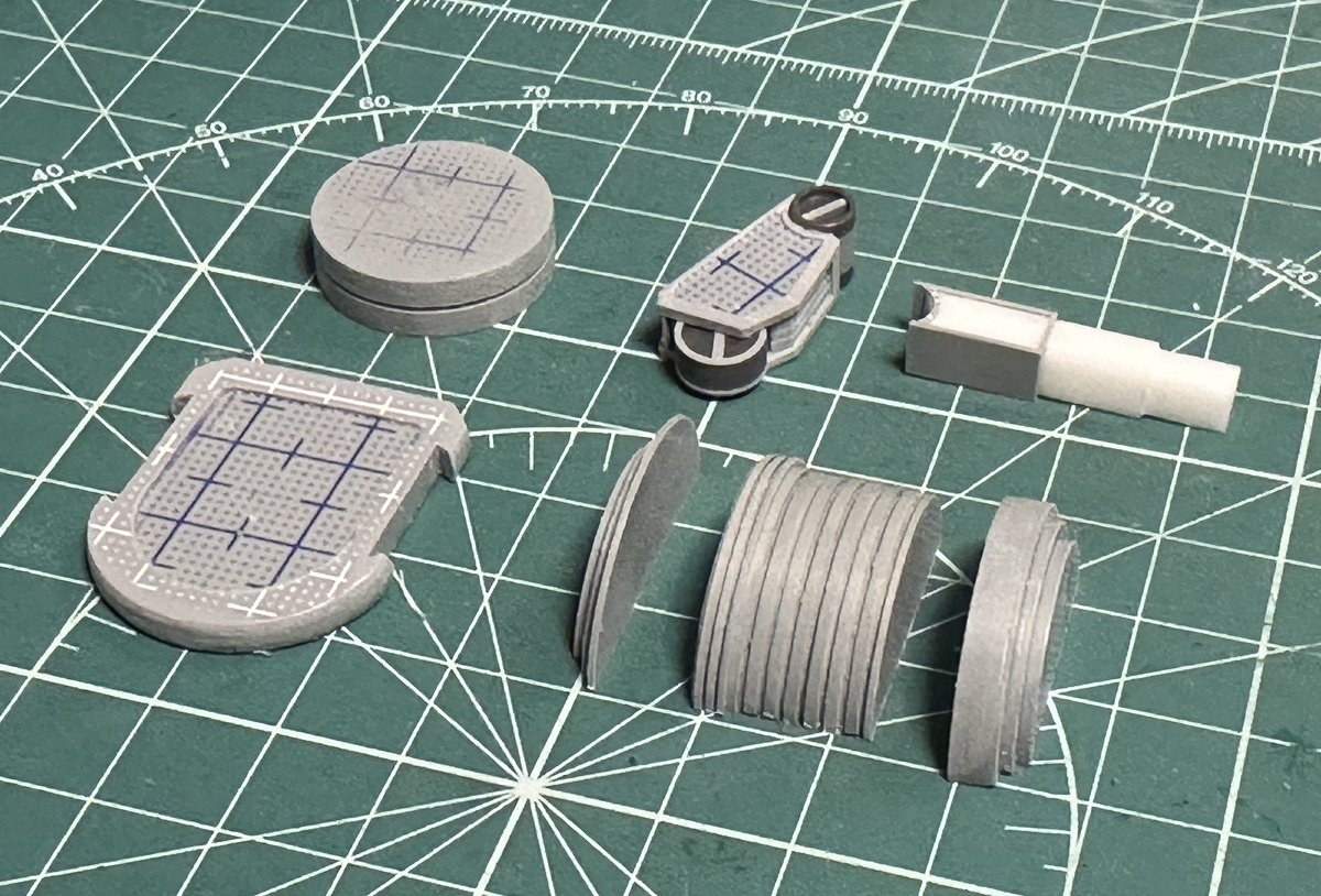 今回の製作は基本であり原点であるプラ板積層を中心に工作。子どもの頃タミヤから発売されたプラ板でまだメカコレが出てなかった沖田艦、ゆきかぜや新型駆逐艦を作った思い出 ^ ^
円をベースにした部品が多いのでひたすらサークルカッターで切り出し。超音波カッターや市販パーツも使い部品作り！#大砲