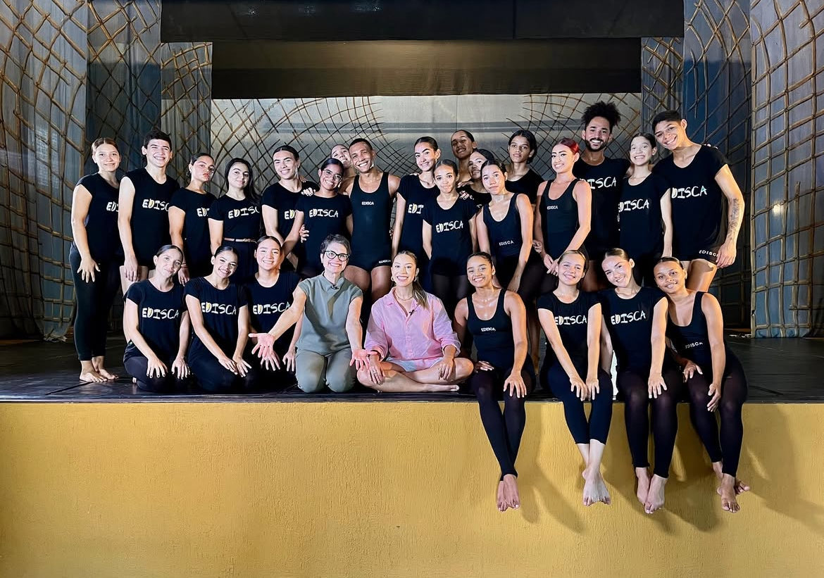 Somosblindadas's tweet image. Lembrei desse dia especial, uma reportagem linda falando do Projeto que a Rê veio e como o @Crian_Esperanca impactou a Edisca. Rê é fruto de doações, soube aproveitar bem as oportunidades e fiquei imaginando ela nesse evento dia 27, seria algo incrível!