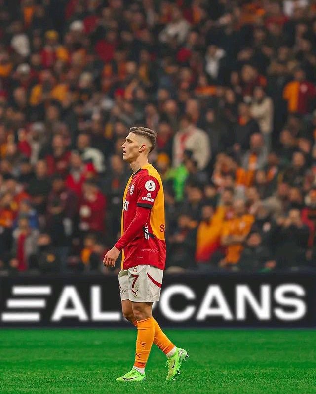 gicabey's tweet photo. Yerine adam alındı sesini çıkarmadı. Trip yapmadı. Yedeğe çekildi bekledi. Mevkisi olmayan bölgeye devşirildi hatasız oynadı. Yine bugün de müthişti bir tebriği hak ediyor Roland Sallai. https://t.co/H5XIxNLMTH
