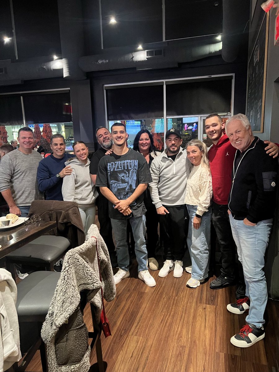 Une belle soirée entre amis pour fêter le retour de Derek Pomerleau après son éclatante victoire dimanche dernier a Riyad, sa 4eme dans le tournoi #boxinggrandprix de la <a href="/WBCBoxing/">World Boxing Council</a> . Sa finale contre l’australien Dylan Biggs aura lieu le 20 décembre prochain en Arabie Saoudite.