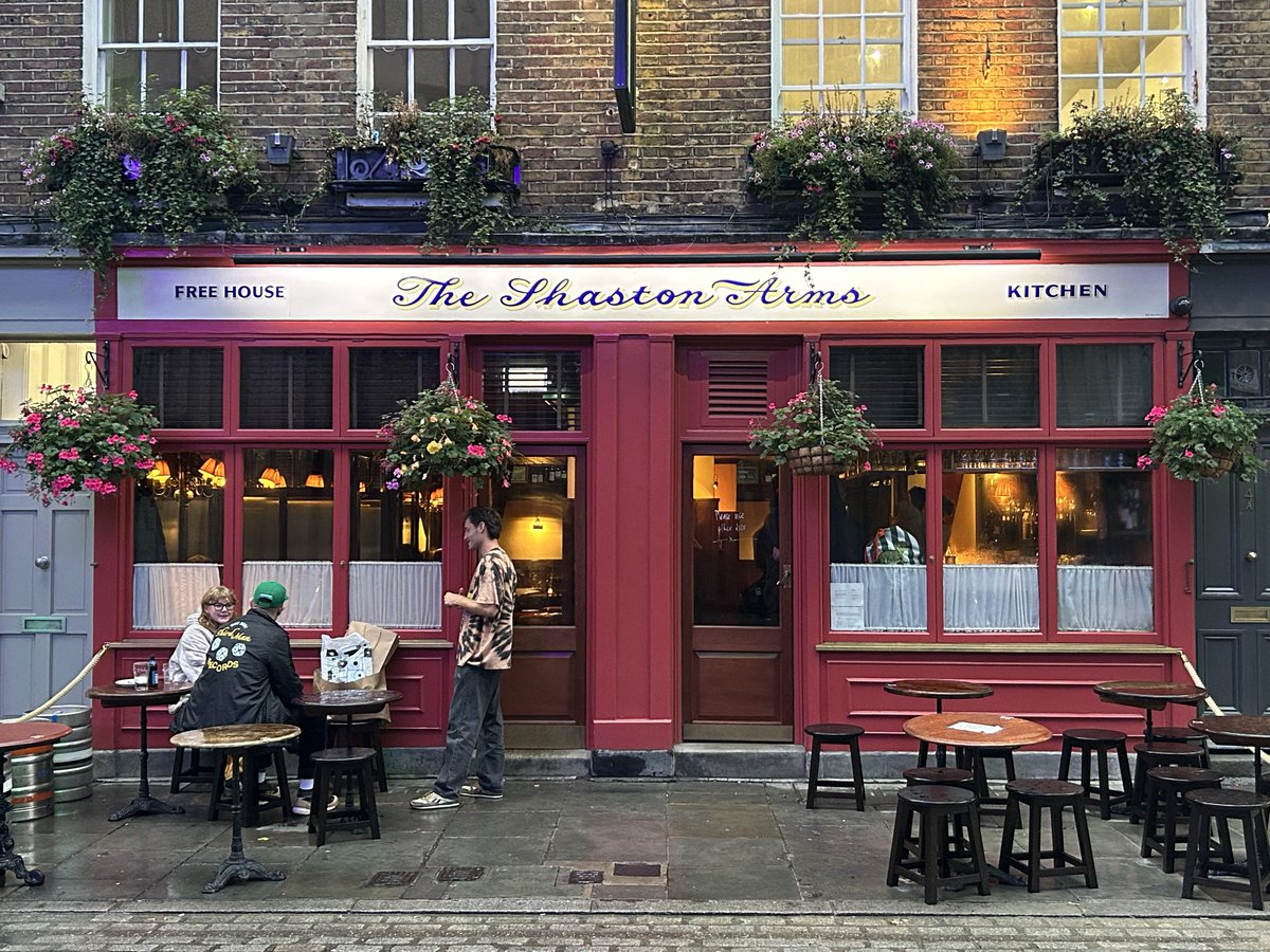 PubsSaving's tweet image. The Shaston Arms in Soho has reopened! New owners. Pleased name has been retained. Will miss the great Badger beers on draft.  #pubsreopening #pubs