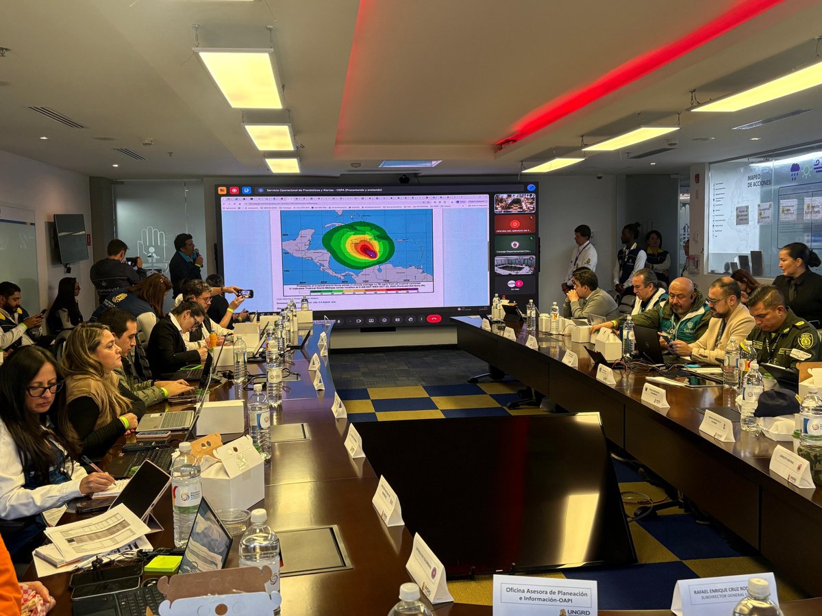 IDEAMColombia's tweet image. 🚨El #Ideam participó en el #SimulacroNacional 2025 desde la Sala de Crisis Nacional junto al Sistema Nacional de Gestión del Riesgo.

📡Seguimos monitoreando la #TormentaTropicalMelissa y aportamos el modelo hidrológico del ejercicio en Hidroituango.

#SimulacroNacional