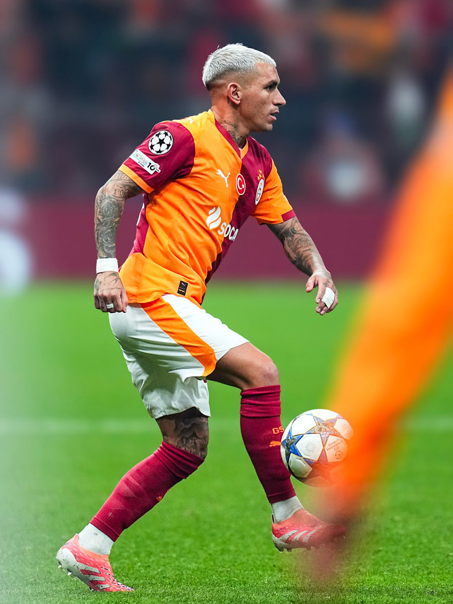 Muchas gracias a todos por la muestra de cariño. 
Respetó y compromiso por esta camiseta. 
Gracias Galatasaray 💛❤️👏🏻