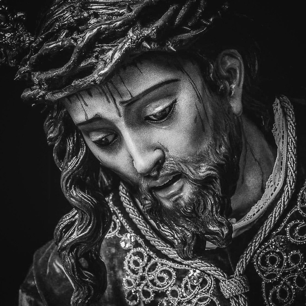 3Caidas_Triana's tweet photo. ⚫️ | Lamentamos comunicar el fallecimiento de Damián Aznar, padre de nuestro excompañero Cristian Aznar y tío de nuestro compañero Jose Manuel Aznar.

Que el Santísimo Cristo de las Tres Caídas y su bendita Madre Nuestra Señora de la Esperanza lo acojan en su gloria. https://t.co/s7yGK1eY1w