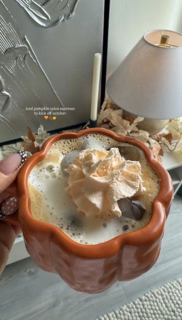 lassybees's tweet photo. romanticizing fall 🧡 https://t.co/QqqTOreh83