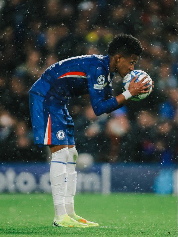 derrickbortey's tweet image. Estevao is the youngest player to score and to kiss the ball before PK in the champions league #Est3