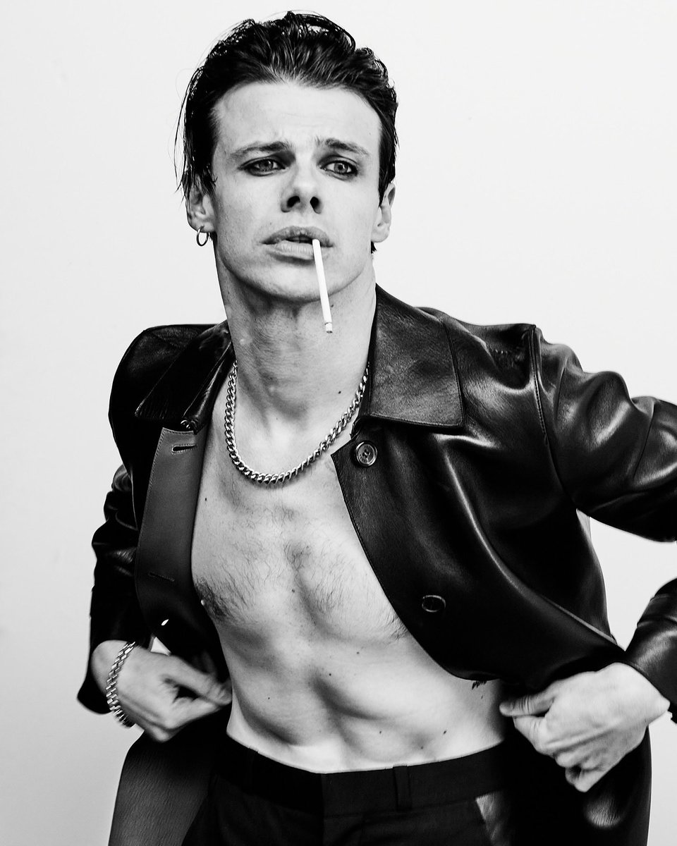 PopCrave's tweet image. YUNGBLUD talks about meeting Harry Styles in Capital Buzz interview: 

“I met him in New York for the first time last week, actually. Really nice. Lovely guy.”