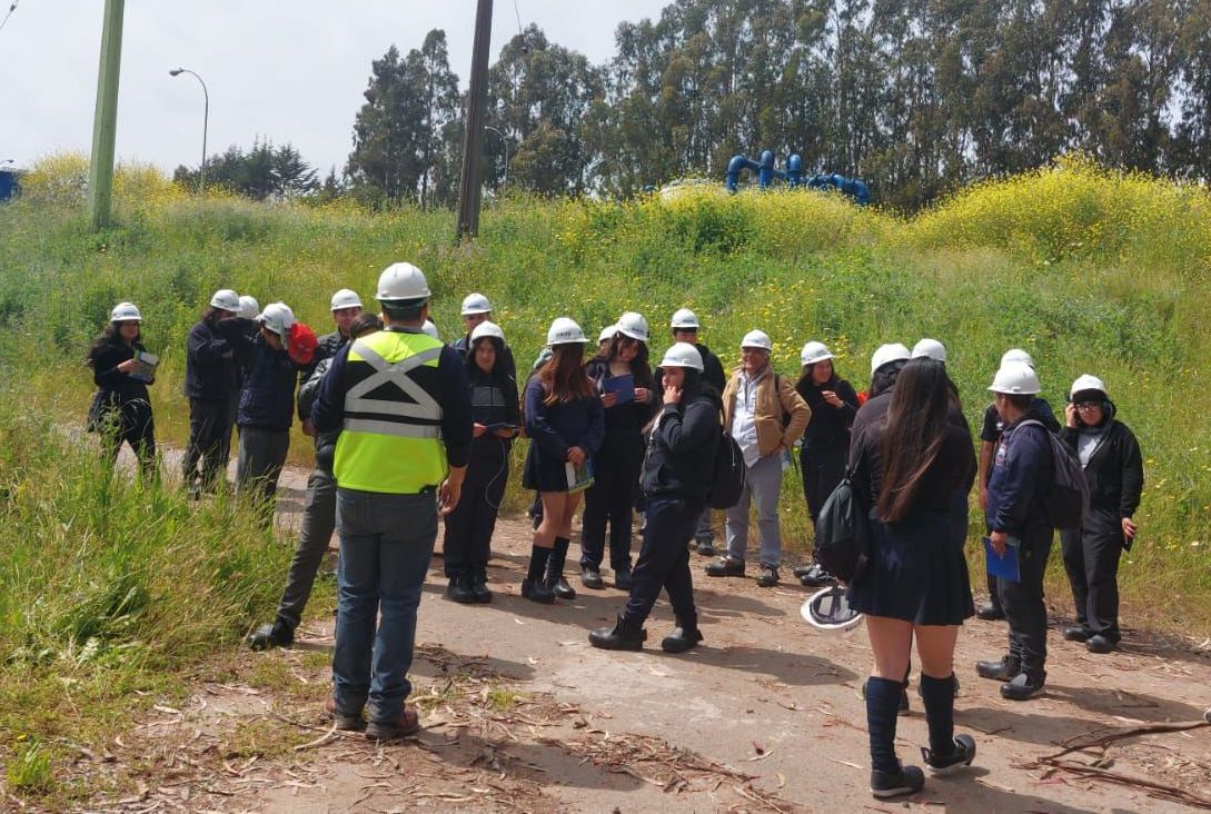 #ComunidadEsval💧Recibimos la visita de estudiantes del colegio "Dante Parraguez" en San Antonio, quienes conocieron nuestra planta de producción de agua potable de San Juan.
En la actividad, les explicamos el proceso que nos permite abastecer a más de 85.000 hogares del Litoral.