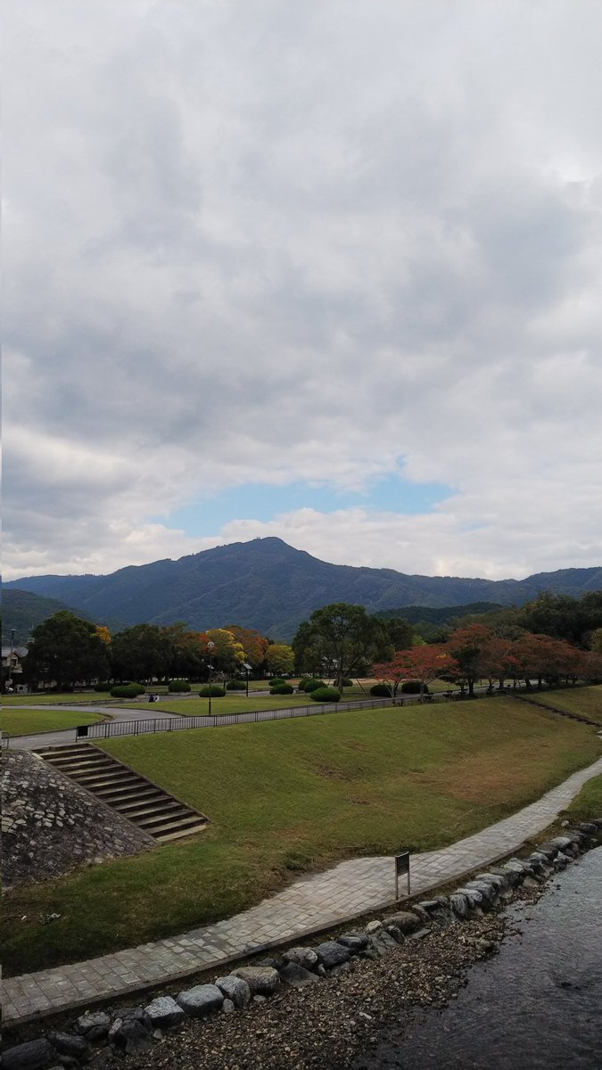 2025.10.23
おはようございます🙋

『そば時や　月の信濃の
　　　　　　　　　　善光寺』

　　　　　　　　　　　　小林一茶