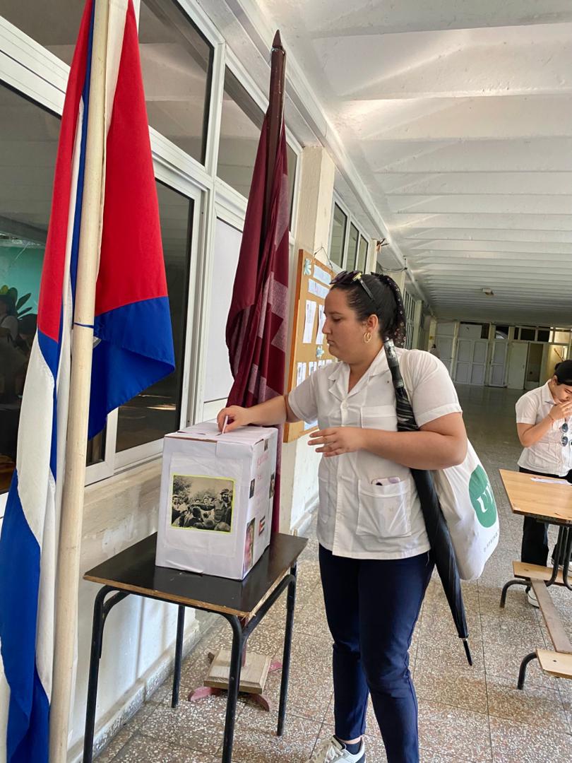🗳️ ¡Votación activa en la UCM Cienfuegos! Con éxito, se realiza el proceso eleccionario de la FEU a nivel de carreras. Tres mesas electorales: Medicina, Estomatología y Licenciaturas, garantizando la participación de todos. 🇨🇺 #FEU #EleccionesEstudiantiles