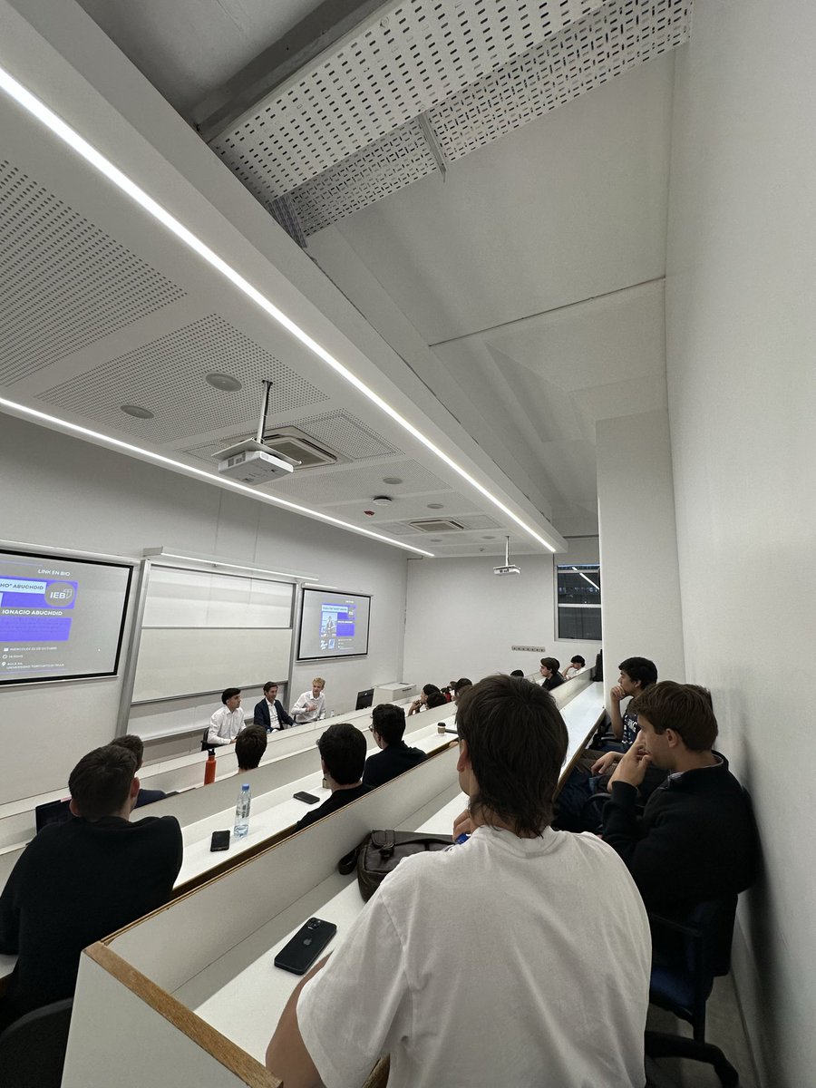 ¡Ahora! charlando con los alumnos del <a href="/Ditellafinance/">Club de Finanzas UTDT</a> con <a href="/NachoAbuchdid/">Nacho Abuchdid</a>