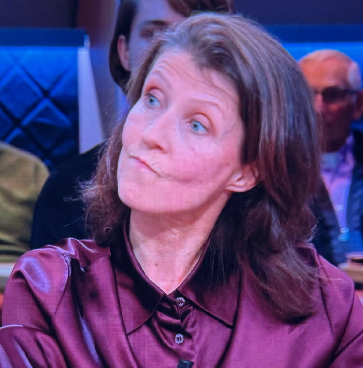 Esther Ouwehand zou geen partijleider moeten zijn. Ze gebruikt de PvdD voor persoonlijke speerpunten. Ik begrijp niet dat er geen grotere revolte binnen de partijgelederen is. Ze oogt ook manisch, zorgwekkend prikkelbaar en ontremd.