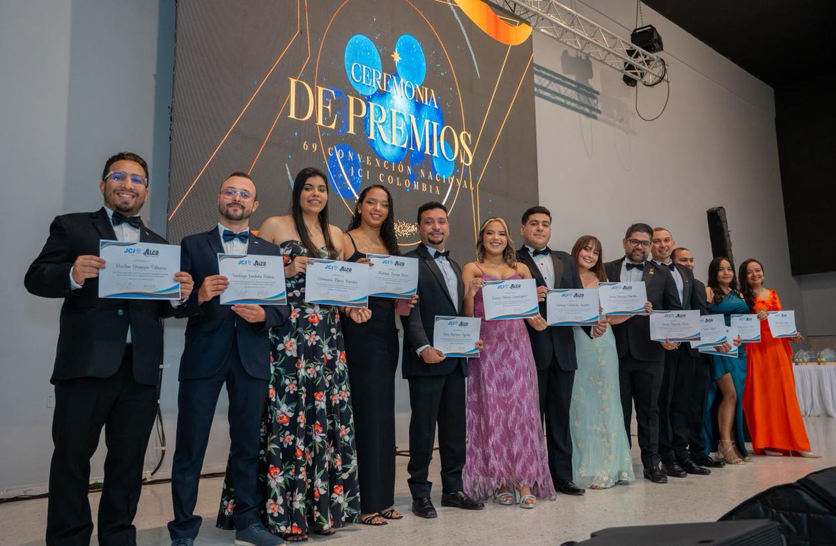 Recibí la distinción como ganadora del Concurso Nacional de Oratoria <a href="/JCI_Colombia/">JCI Colombia</a> “Jaime Cardona Cañas” 2025. Un logro que me recuerda a la niña que se atrevió a hablar en público. Gracias a Dios, mi familia y @jcismr. ¡Los representaré en la Conferencia de América 2026!