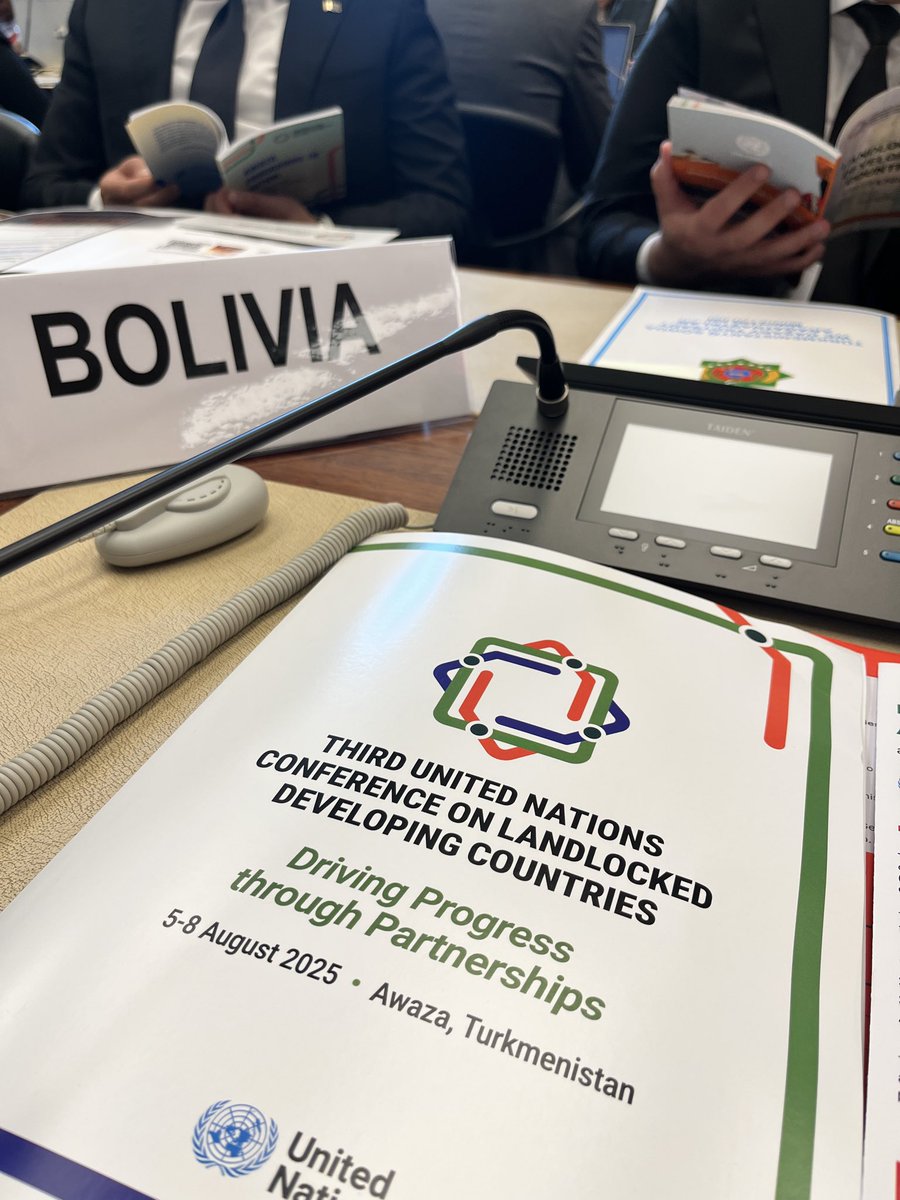 BoliviaUNOG's tweet photo. Bolivia, en su calidad de Presidente del Grupo de Países en Desarrollo Sin Litoral #LLDCs-Nueva York, participó hoy en la Reunión Ministerial del Grupo en el marco de la UNCTAD 16. Recordamos que bajo nuestra Presidencia:
🔹 impulsamos el 6 de agosto como Día Internacional de Concienciación sobre las Necesidades y los Desafíos Especiales de Desarrollo de los #LLDCs,

🔹También celebramos el reconocimiento formal de los #LLDCs como grupo de negociación en el marco de la #UNFCCC, un gran avance para garantizar que nuestras voces se escuchen en las negociaciones climáticas.

Resaltamos la adopción del Programa de Acción Awaza para 2024-2034, que brinda a nuestro Grupo un marco renovado y orientado a la acción para impulsar el desarrollo inclusivo y sostenible de nuestros pueblos. 

#UNCTAD16 #AwazaPoA