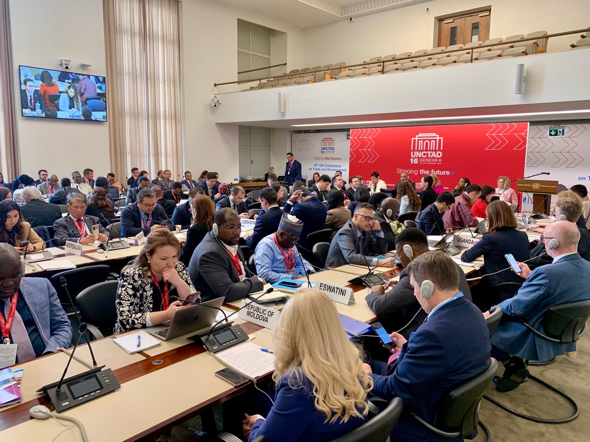 BoliviaUNOG's tweet photo. Bolivia, en su calidad de Presidente del Grupo de Países en Desarrollo Sin Litoral #LLDCs-Nueva York, participó hoy en la Reunión Ministerial del Grupo en el marco de la UNCTAD 16. Recordamos que bajo nuestra Presidencia:
🔹 impulsamos el 6 de agosto como Día Internacional de Concienciación sobre las Necesidades y los Desafíos Especiales de Desarrollo de los #LLDCs,

🔹También celebramos el reconocimiento formal de los #LLDCs como grupo de negociación en el marco de la #UNFCCC, un gran avance para garantizar que nuestras voces se escuchen en las negociaciones climáticas.

Resaltamos la adopción del Programa de Acción Awaza para 2024-2034, que brinda a nuestro Grupo un marco renovado y orientado a la acción para impulsar el desarrollo inclusivo y sostenible de nuestros pueblos. 

#UNCTAD16 #AwazaPoA