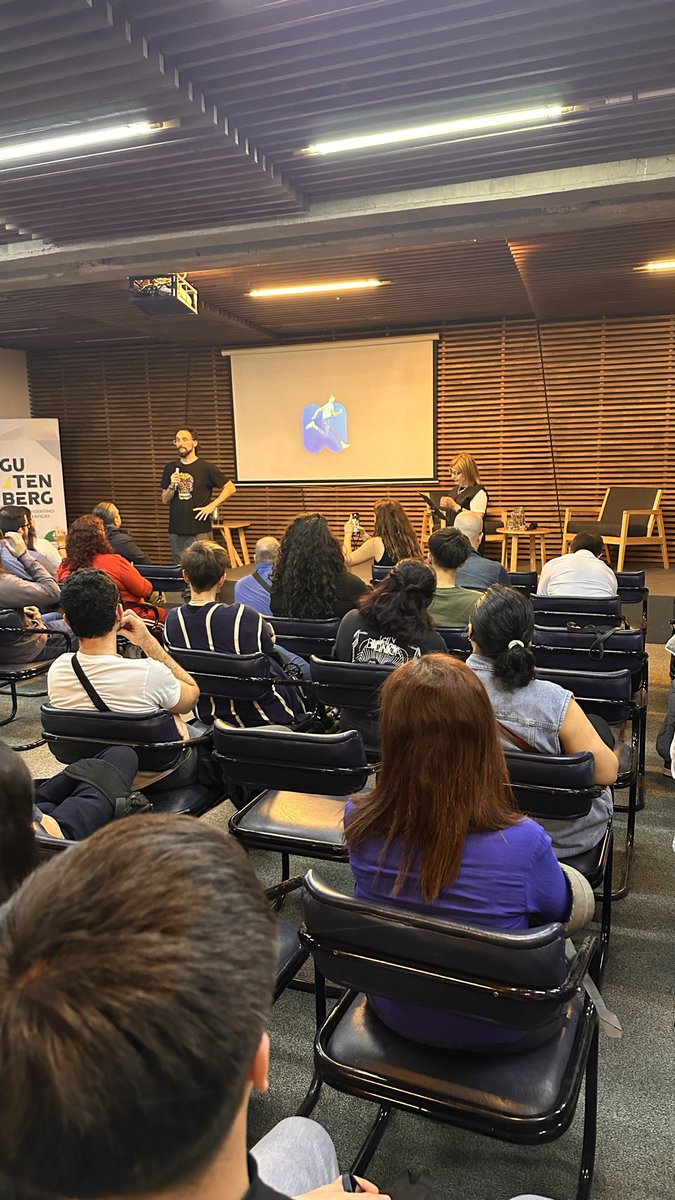 Ya estamos compartiendo la charla #Neuropackaging por <a href="/ArendarFernando/">Fernando Arendar 🧠</a> en la Fundación Gutenberg
#UDGBA