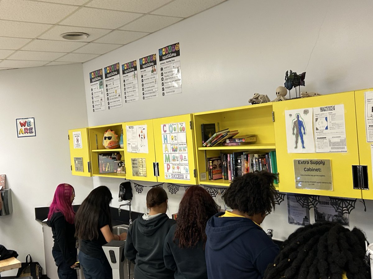 alyssa_browning's tweet image. 🕵️With task cards hidden all over the room, students jumped into action finding all questions and solving for f=ma 🔍🕵️♂️#newtonslaw #fma #abl #sciencefun #sciencechallenge
