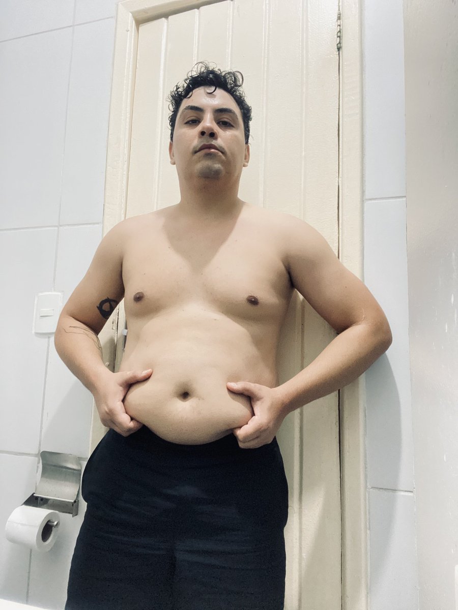 DevdoCaos's tweet photo. Ahhhhh 1 ano passa rápido! 
O brilho voltando no rosto, já se foram 24kg. https://t.co/qYWYsCgo5L