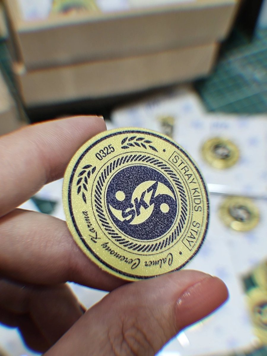 Uma pausa nos pedidos pra mostrar o brinde de quem comprou o karma pin na pré-venda: um adesivinho dourado e com glitter 🤏🏻✨️
