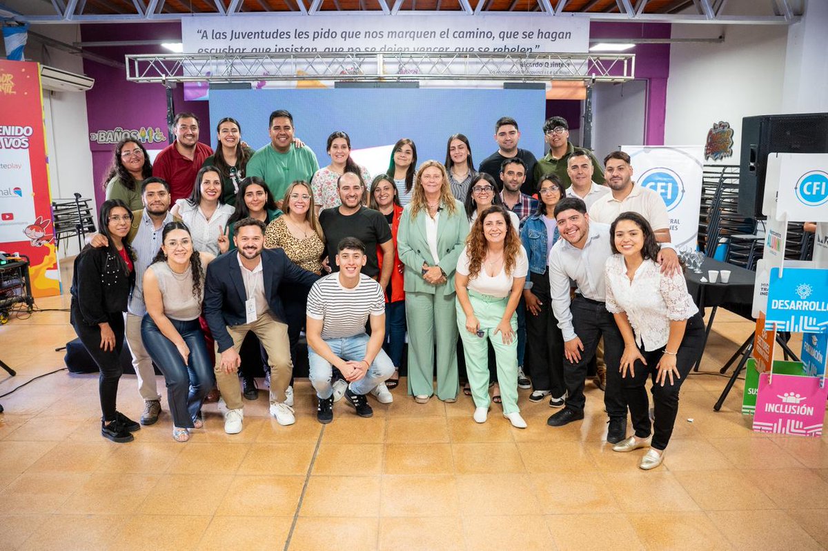 mluz_sc's tweet photo. Protagonistas del futuro (y del presente) ✨️🥹

Hoy muchos y muchas jóvenes se encontraron en la Jornada de Trabajo #Alumni del @CFI_Argentina para pensar cómo seguir impulsando el desarrollo productivo y sostenible de nuestra provincia.

Son de distintos departamentos de la provincia y compartieron ideas, experiencias y sueños para construir una La Rioja con más oportunidades para todos y todas 🌱

Las juventudes se comprometen con el futuro, y así el presente ya empieza a cambiar. ❤️🧚🏻‍♀️