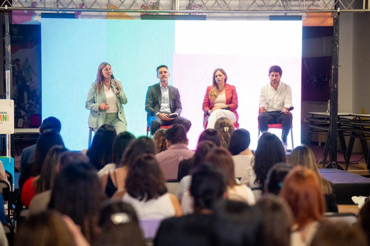 mluz_sc's tweet photo. Protagonistas del futuro (y del presente) ✨️🥹

Hoy muchos y muchas jóvenes se encontraron en la Jornada de Trabajo #Alumni del @CFI_Argentina para pensar cómo seguir impulsando el desarrollo productivo y sostenible de nuestra provincia.

Son de distintos departamentos de la provincia y compartieron ideas, experiencias y sueños para construir una La Rioja con más oportunidades para todos y todas 🌱

Las juventudes se comprometen con el futuro, y así el presente ya empieza a cambiar. ❤️🧚🏻‍♀️
