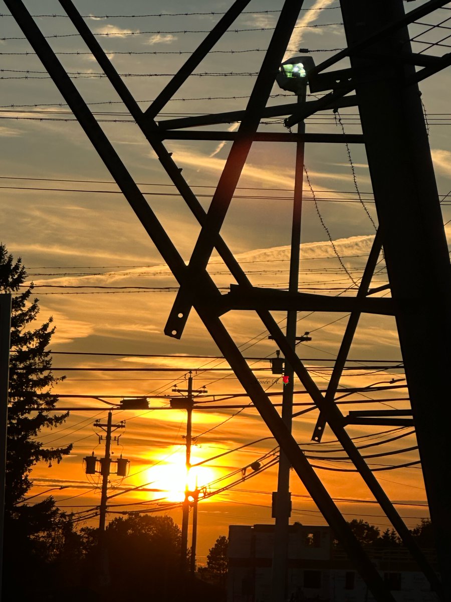 AimeeR2022's tweet photo. Wishing you a great day/evening/night. 🥰 My📸
Sometimes life seems full of barriers in our way. We don’t have to break them down…just go around them. Sometimes we just have to look at life from a different angle.

"Everything we hear is an opinion, not a fact. Everything we see is a perspective, not the truth" -Marcus Aurelius.
