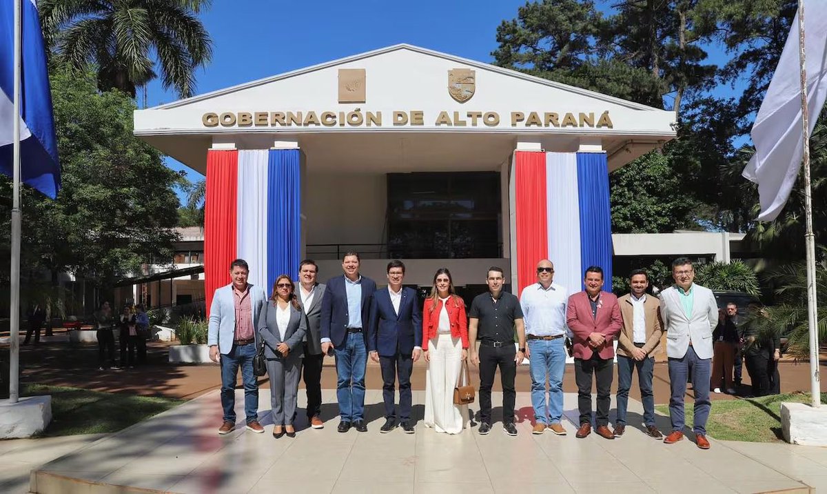 CuartoPoder_Py's tweet image. 🔴GOBERNADORES FORTALECEN TRABAJO EN EQUIPO PARA MEJOR ABORDAJE EN SALUD, EDUCACIÓN Y OBRAS VIALES
◾El Consejo de Gobernadores de Paraguay, presidido por @CesaritoSosaCLS, se reunió en la gobernación de Alto Paraná para discutir temas presupuestarios y de inversión en salud,…