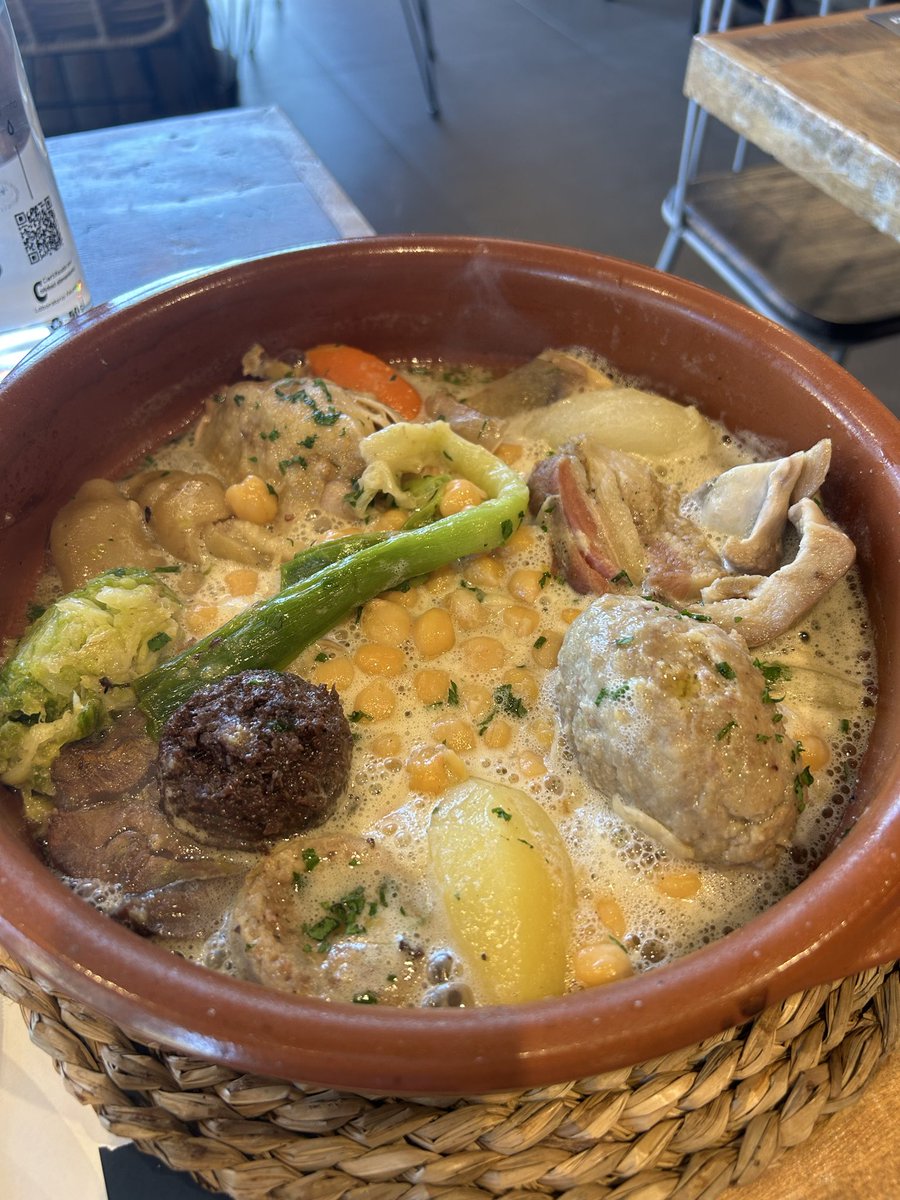 Hoy, en L’Esmolet de Badalona, menú de miercoles de Escudella i Carn d’Olla. Im-pe-ca-ble.