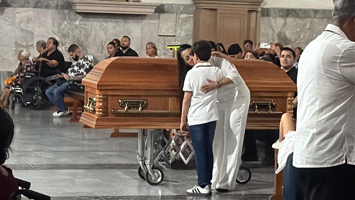 DavidWolf777's tweet image. Another Mexican family shatered by two of #morena's calling cards: extortion and "hugs not bullets" for the cartels.
#Mexico #Narcostate #Venezuela2