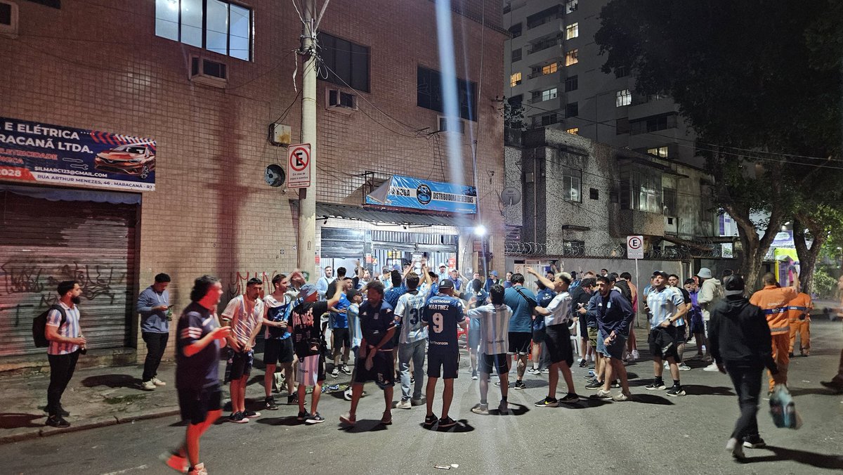 Boa parte da torcida do Racing, que veio nos ônibus com escolta, já está dentro do Maracanã. Pela nova "lei seca" do Flamengo, vão ficar sem cerveja esperando o jogo. Os torcedores que vieram por conta própria podem aproveitar o pré-jogo nesse depósito perto do estádio. <a href="/trivela/">Trivela</a>