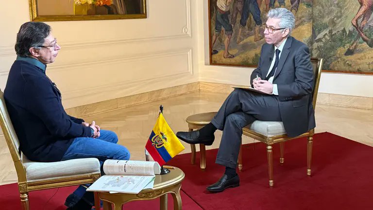 Daniel Coronel resumió la entrevista que le hizo al presidente Petro con 3 frases contundentes.

- Solo se quiere oír él mismo. 
- No entiende la magnitud del problema en qué se metió.
- Sobreestima la influencia de sus palabras. 

Es decir: un Presidente fuera de la realidad.