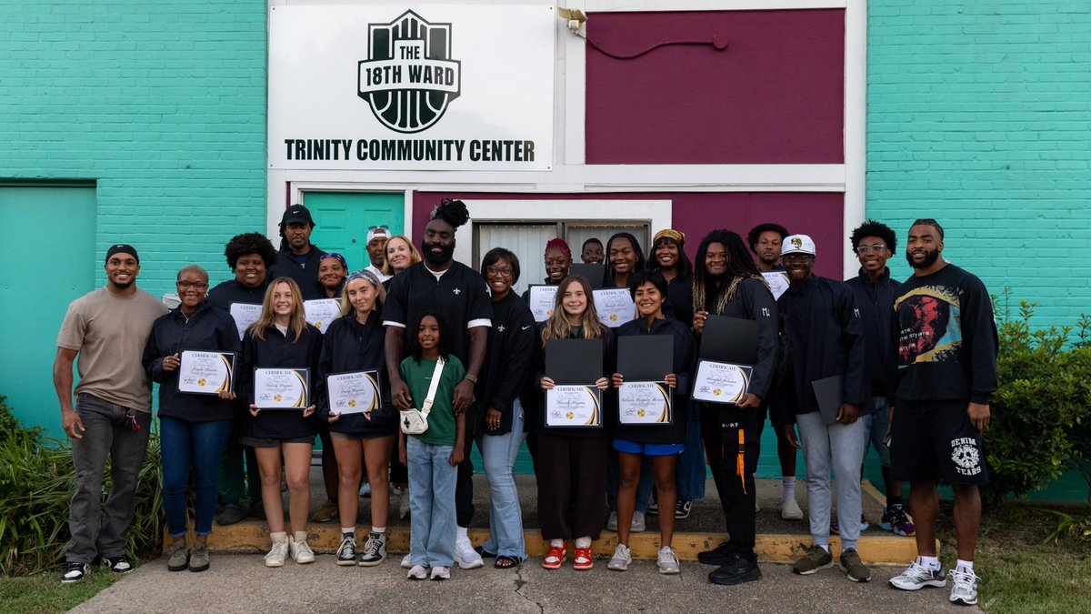 .<a href="/demario__davis/">Demario Davis</a> closed out a 6 week program on leadership and development with his Devoted Dreamers Foundation with coaches from <a href="/the18thward/">The 18th Ward Sports Club</a>! Demario’s teammates Jaylon Ford and Isaiah Stalbird joined to talk to the coaches! #InspireChange

📸 neworleanssaints.com/photos/demario…