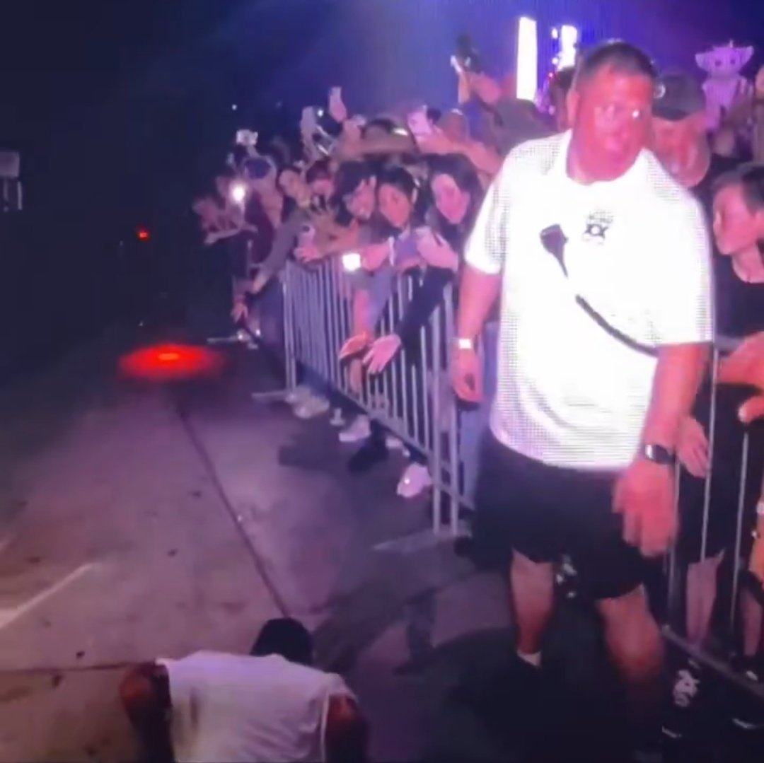 maybeuptonogood's tweet image. o conceito da equipe do twenty one pilots ter que AVISAR a segurança local que é normal o tyler se jogar no chão e que NÃO precisa ajudar ele tem a mesma energia de uma mãe falando pra você não dar atenção pra criança dela que tá esperneando no chão porque é isso que ela quer