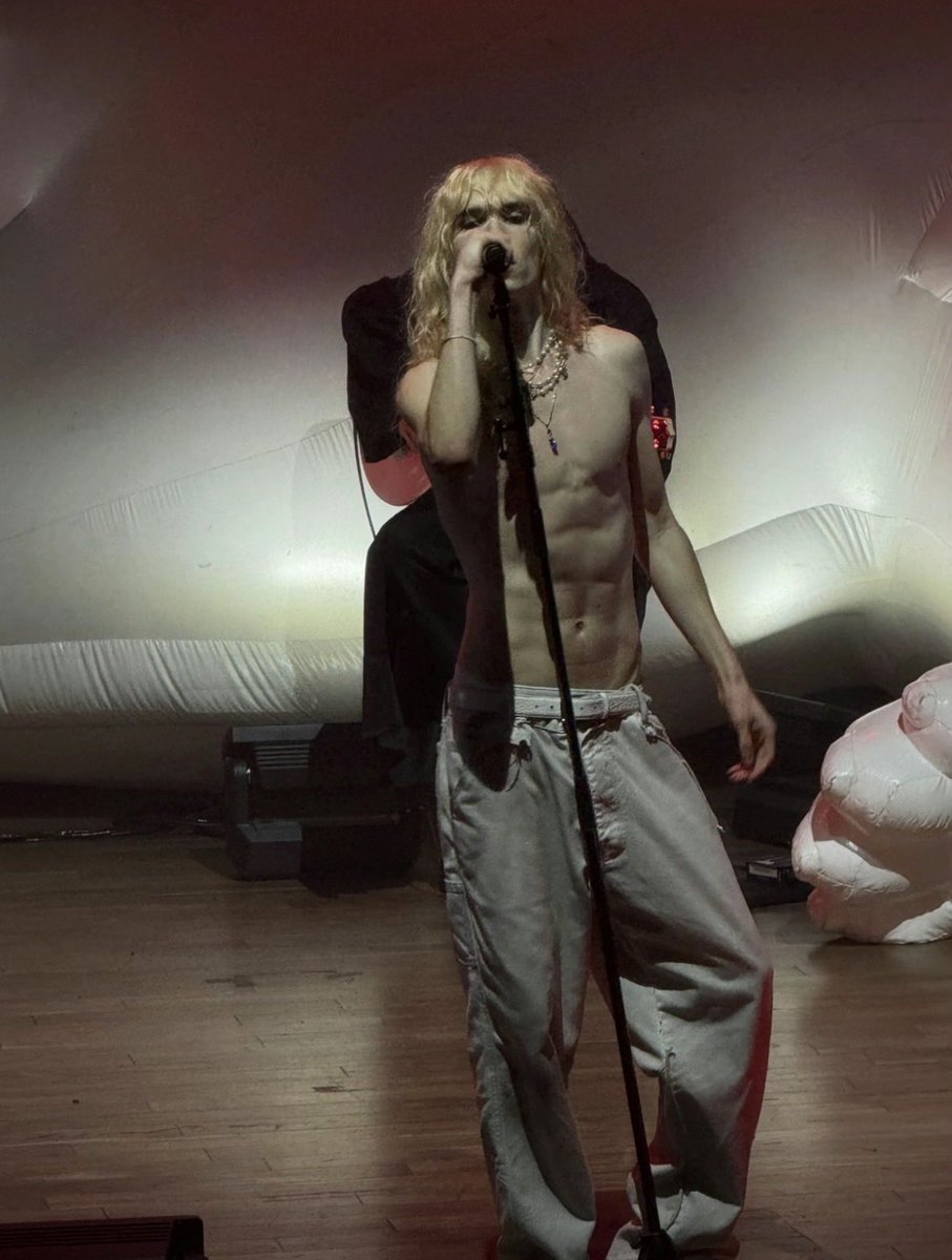 safobit's tweet image. MY B POSE IS NAAAASTY