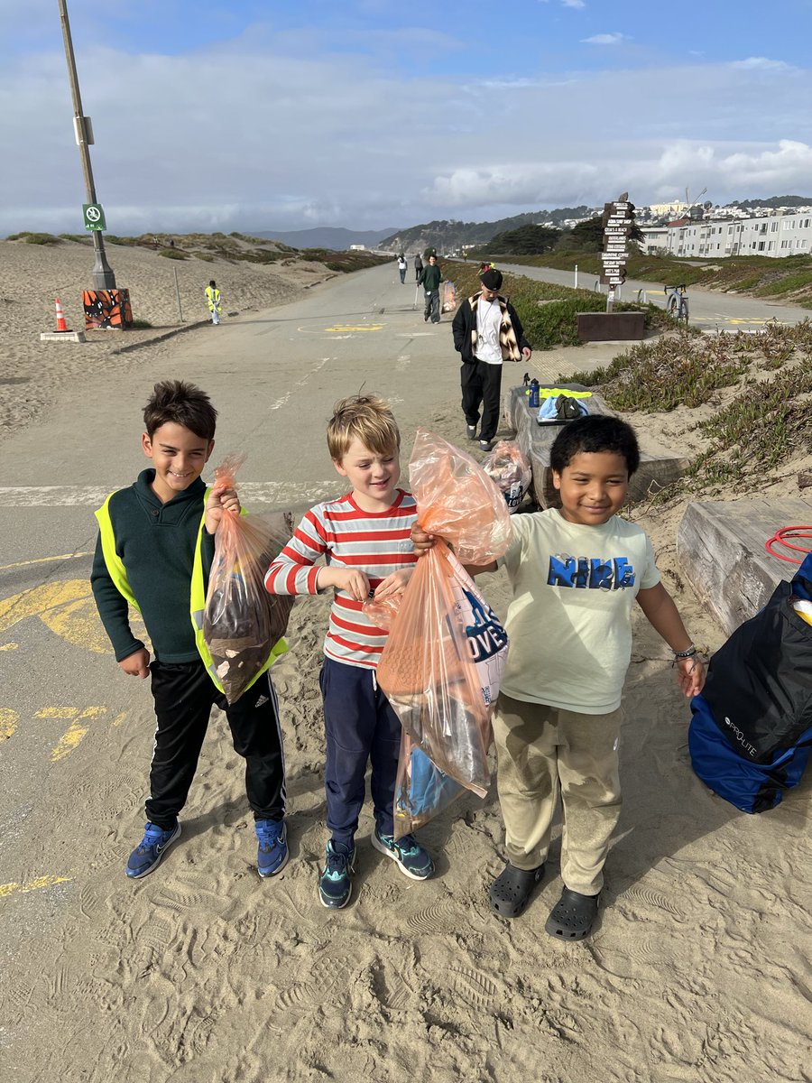 RefuseRefuseSF's tweet image. Right back at it with the McKinley Elementary after school program cleaning the Sunset Dunes again.

A week later and the beach was cleaner than before, we only filled 4 bags instead of the 9 bags before. You mean cleanups work?!?!

Great job kids and teachers!
