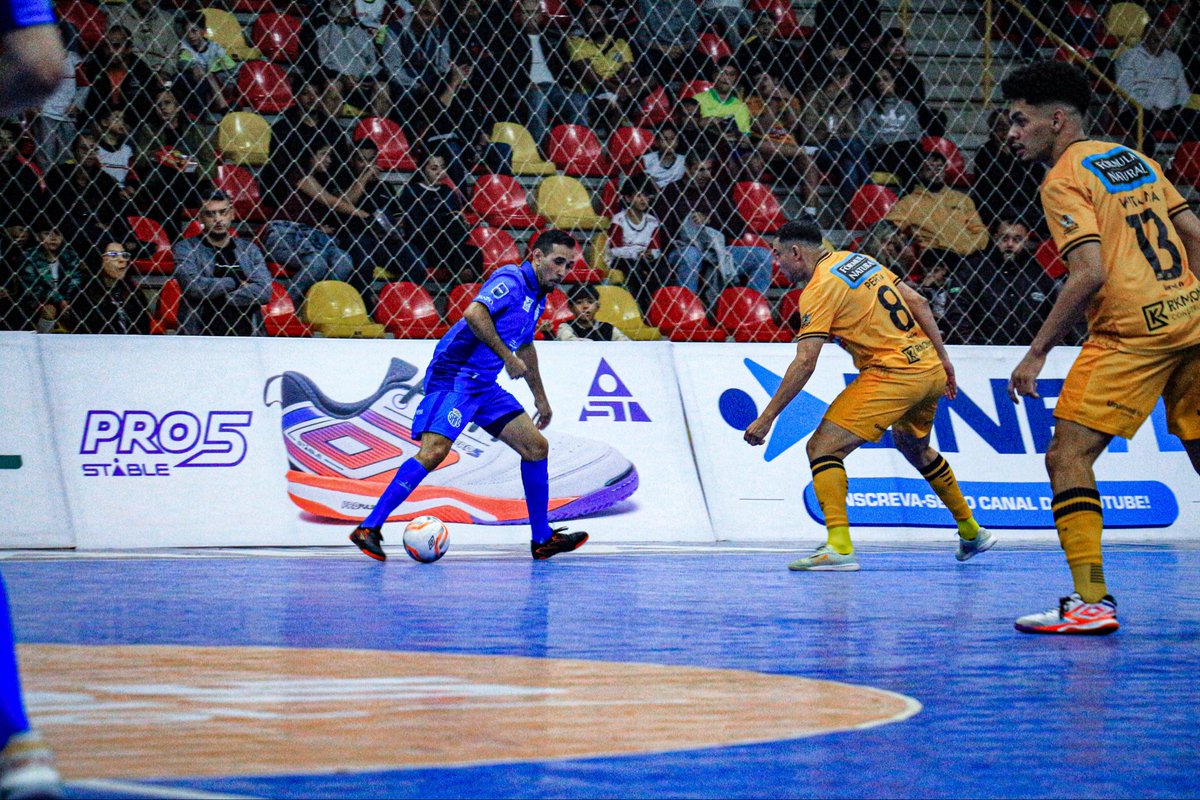 santoandre_fc's tweet photo. Intervalo de jogo!⏳

Nossa equipe não vai levando a melhor na primeira etapa do confronto diante do Magnus, pelas oitavas de final, jogo de volta, da Liga Nacional de Futsal. 

#vaisafc🔵⚪️

📸 @gabriel_prates10 https://t.co/dDZJnQguhP