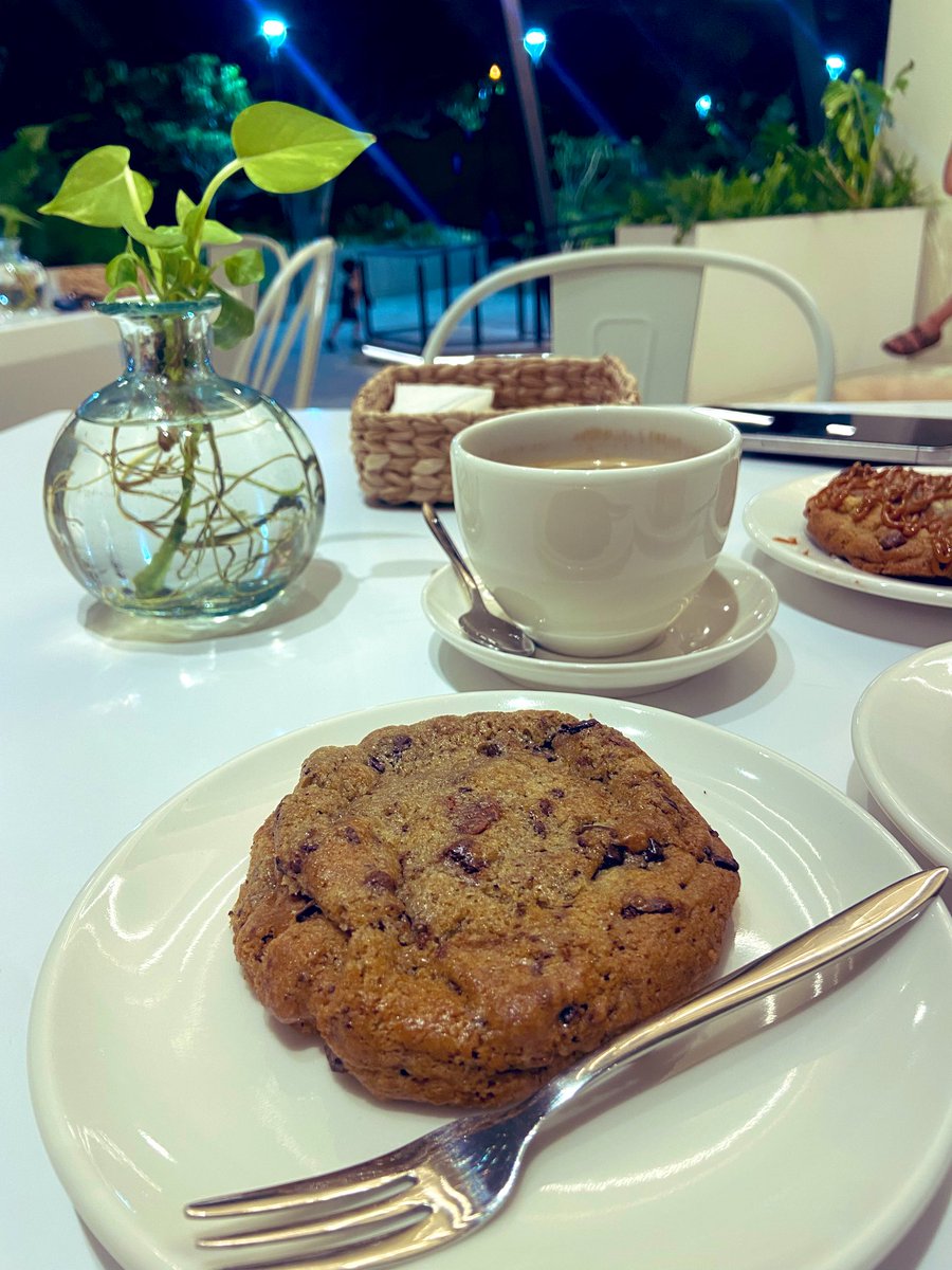 introvertttt101's tweet image. mi cortejo y yo somos los reales foodish todo el día tragamos y en todos lados pero nunca sacamos fotos por burrossss. But estas galletas se lo merecían que cosa buena 🤌🏻