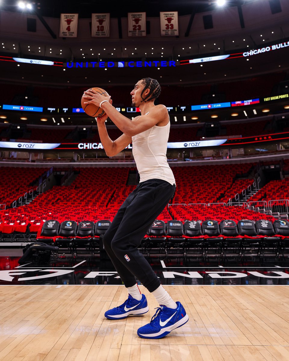 Noa Essengue warming up for his NBA debut in the “Dodgers” Kobe 6s.

@NoaEssengue | #BullsKicks 
