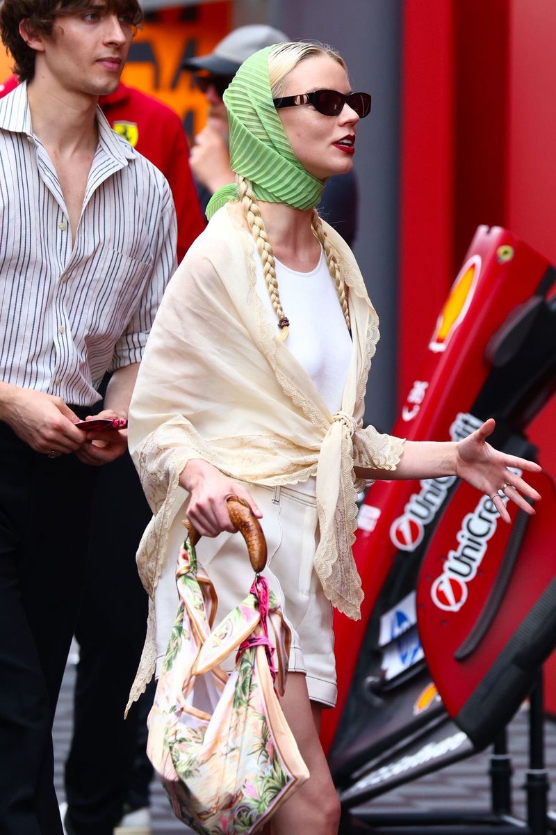 ستايل آنيا تايلور 💚💚يعجبني ستايلها مره مناسب لها