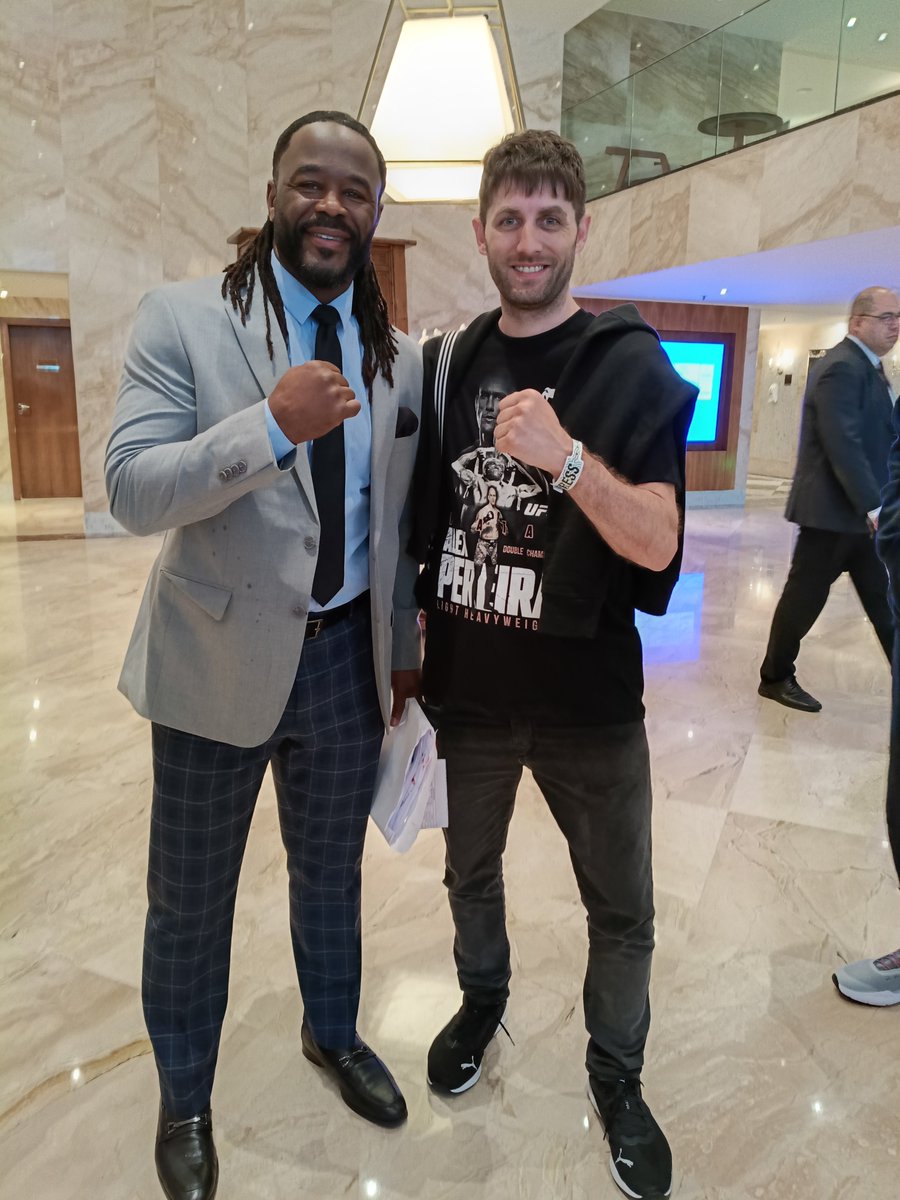 ClubDeLasMMA's tweet image. Sigo viendo fotos del viaje y cruzarse con tantas LEYENDAS fue mágico! 

Gracias gracias gracias nuevamente e infinitamente gracias por haberme ayudado con cada interacción, con una rifa con lo que sea, pude hacer un viaje histórico! 🥹 #UFCRio