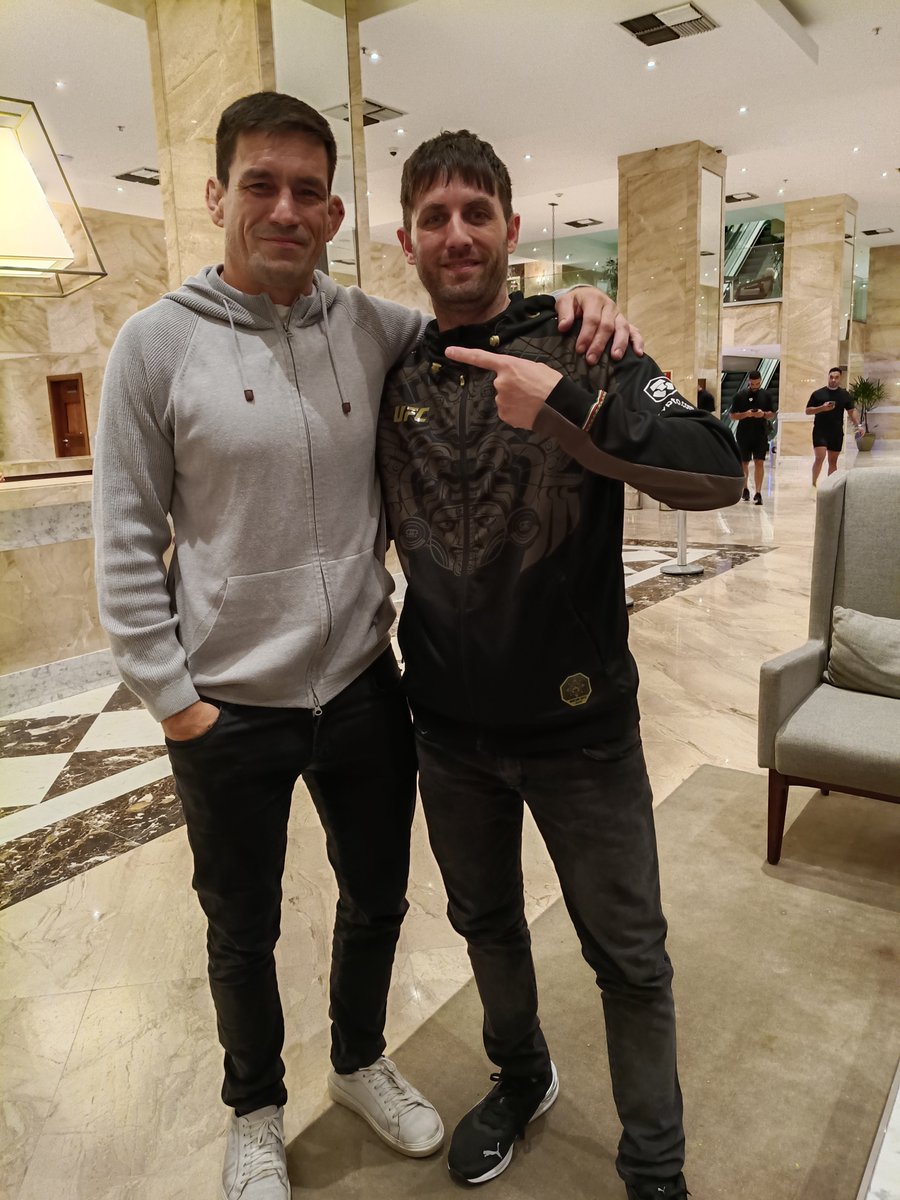 ClubDeLasMMA's tweet image. Sigo viendo fotos del viaje y cruzarse con tantas LEYENDAS fue mágico! 

Gracias gracias gracias nuevamente e infinitamente gracias por haberme ayudado con cada interacción, con una rifa con lo que sea, pude hacer un viaje histórico! 🥹 #UFCRio