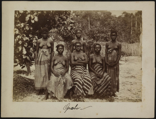 OziIkoro's tweet photo. Six women from Opobo [Igbo/Ijo/Obolo; present-day coastal Rivers State, Nigeria].

Photographer unknown, 1882. https://t.co/XzNPu1vyjc