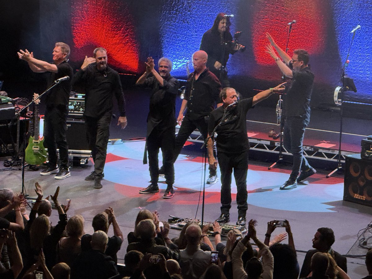 Tommy_Cockles's tweet photo. Absolutely brilliant night at the Royal Albert Hall tonight. Level 42 on the 40th Anniversary of their World Machine album Tour with Roachford as top drawer support. Just fabulous! #Level42 #WorldMachine #Roachford #RoyalAlbertHall 💙 https://t.co/CMcWBrmryG