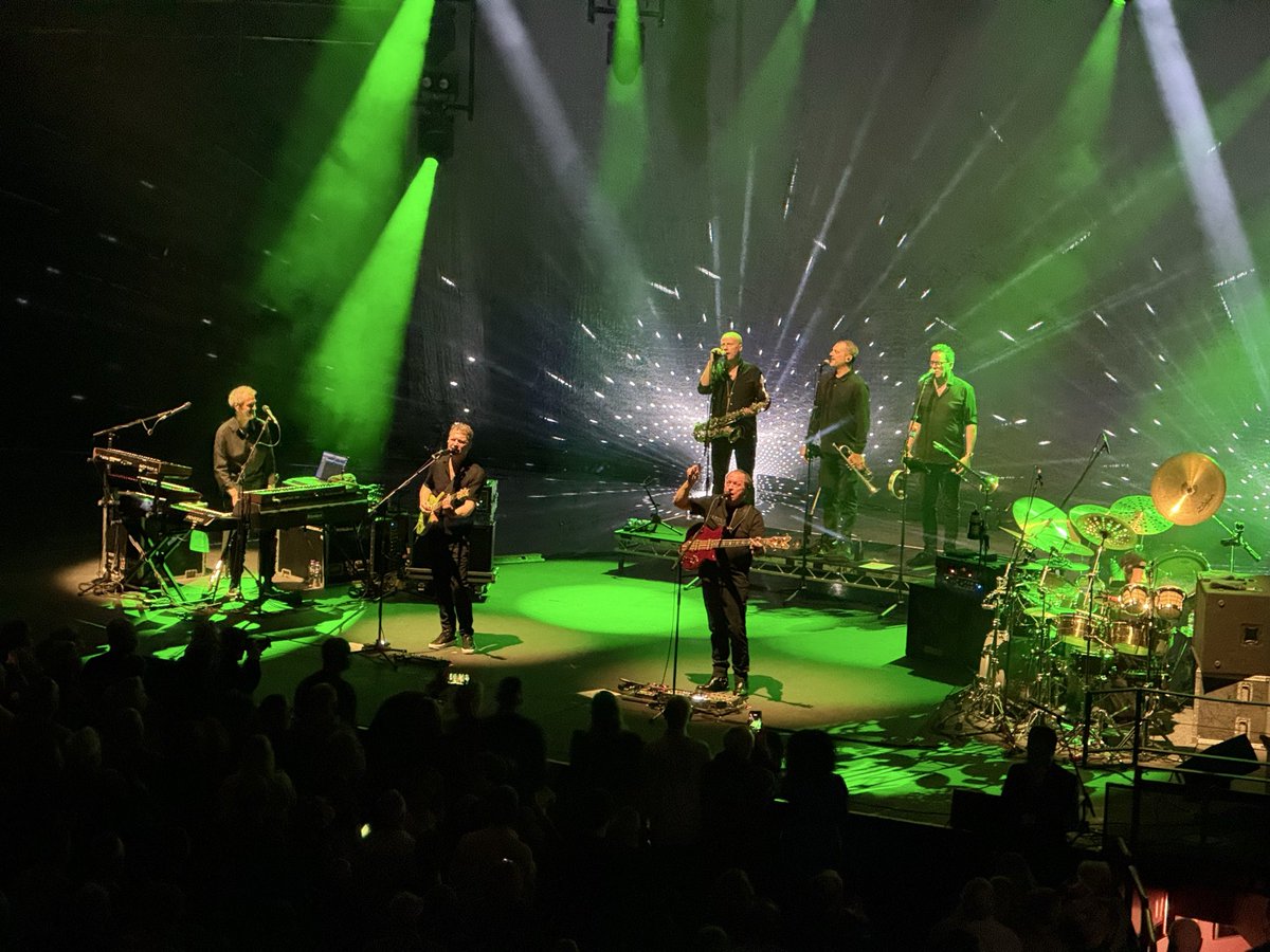 Tommy_Cockles's tweet photo. Absolutely brilliant night at the Royal Albert Hall tonight. Level 42 on the 40th Anniversary of their World Machine album Tour with Roachford as top drawer support. Just fabulous! #Level42 #WorldMachine #Roachford #RoyalAlbertHall 💙 https://t.co/CMcWBrmryG