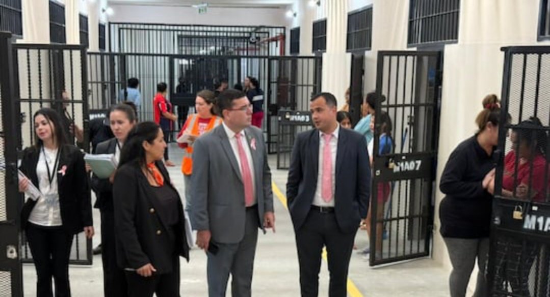 CuartoPoder_Py's tweet image. 🔴MUCHO ALARDE, PERO...: JUSTICIA CONFIRMA DEFICIENCIAS EN ALIMENTACIÓN DE PRESAS EN NUEVA CÁRCEL DE MUJERES
◾El juez Juan Bautista Silva dispuso de oficio una tutela jurisdiccional de carácter general a favor de las 651 reclusas del Complejo de Mujeres Privadas de Libertad de…