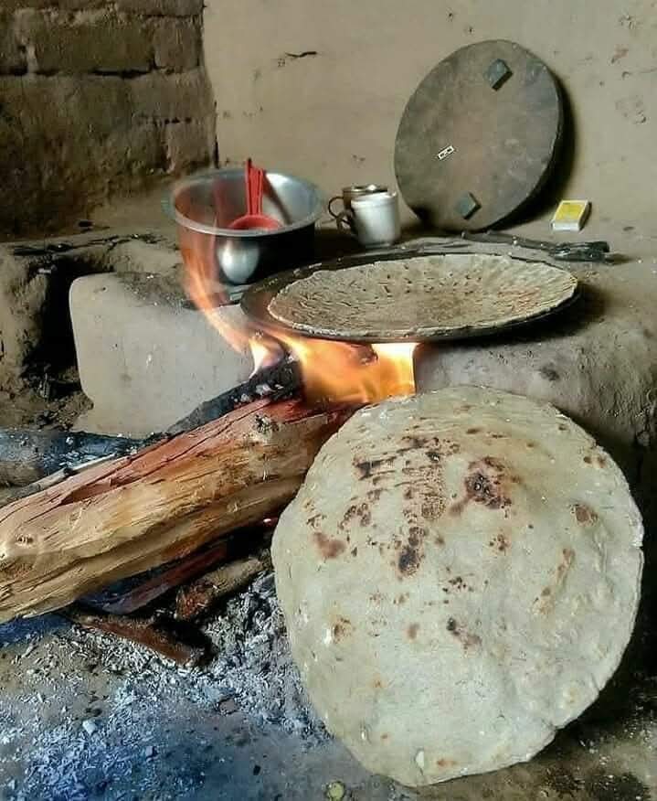 *जळणाऱ्या निखाऱ्याचं* *तापमान एखाद्या* *शेकोटीप्रमाणे निश्चित* *असतं. बसणाऱ्यानं* *शेकोटीपासून किती* *अंतरावर बसायचं, यावर* *सगळ्या गोष्टी अवलंबून* *असतात. ऊब हवी की* *चटके हवेत हे ज्याचे* *त्याने ठरवायचं असतं.* 
  🌹🌹 *शुभ सकाळ* 🌹🌹