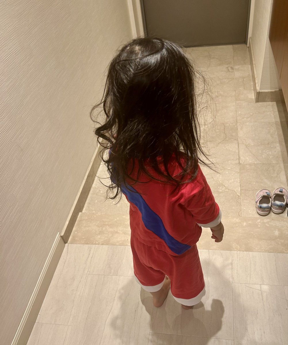 katomecha's tweet image. 子メカ👶🏻が起きてきて、メガネ👓を探しています。
最後は玄関へ行き「靴がない!どこに行ったの?」と大騒ぎ。
今日はプロ野球のドラフト会議。
👓が幽閉される日です。
子メカ👶🏻も、見張り役として協力しようとしていたようですが⋯
メガネ👓はどこへ?!